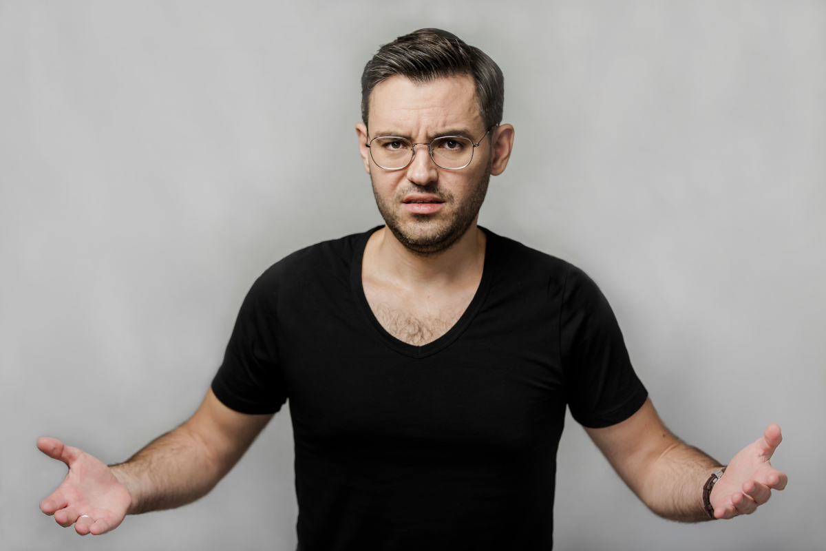 Wojciech Wawrzak, autor artykułu, rozkłada ręce i patrzy przed siebie.